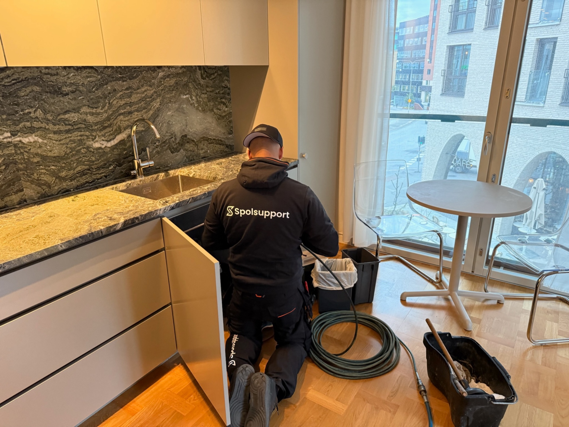 Tekniker rensar stopp i köksavlopp