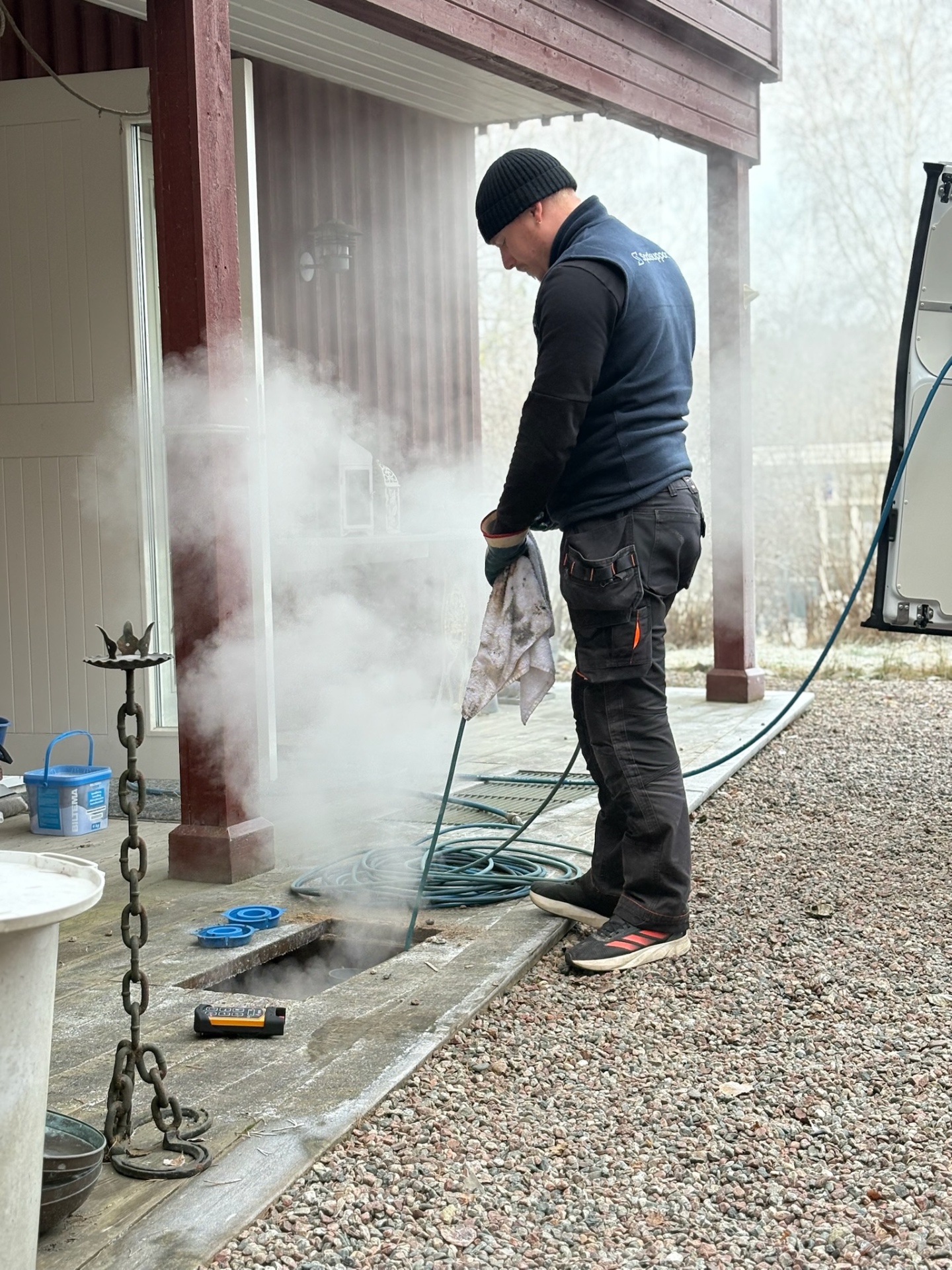 Spolsupport tekniker arbetar